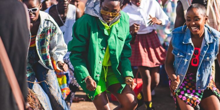 Azawi releases “Outside” video to end year on a high