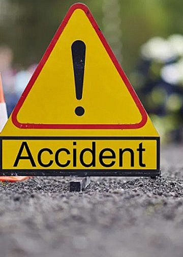 11 dead, scores injured as truck carrying vendors overturns