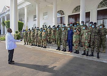 Museveni lectures Zimbabwean soldiers on prosperity, fighting corruption