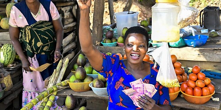 Excitement as Museveni gives Mityana roadside market vendors shs100,000 each