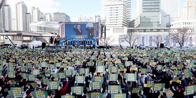 Over 25000 join peaceful protest against cancellation of Shincheonji church event in Gyeonggi