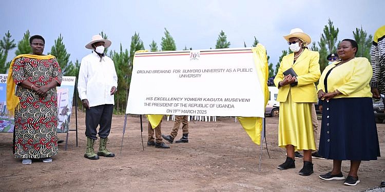 Museveni breaks ground for construction of  Bunyoro University