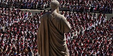 Thousands attend Pope Francis burial
