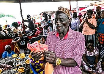Excitement as Museveni gives Luweero, Nakasongola roadside market vendors cash boost
