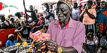 Excitement as Museveni gives Luweero, Nakasongola roadside market vendors cash boost