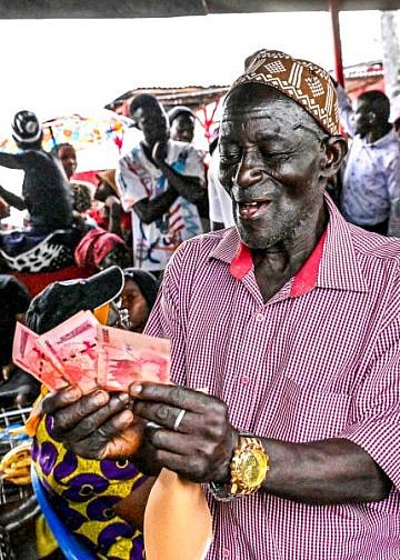 Excitement as Museveni gives Luweero, Nakasongola roadside market vendors cash boost