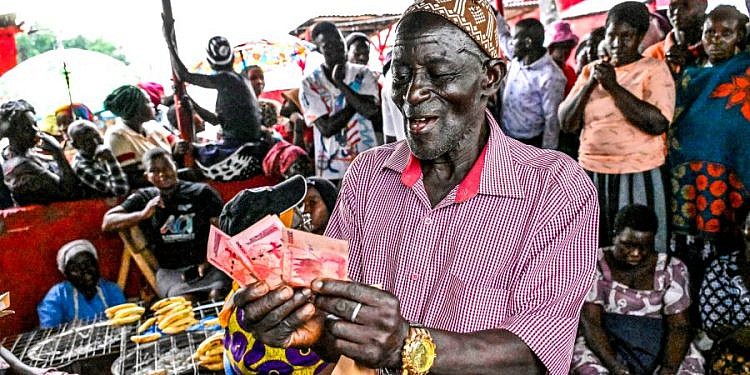 Excitement as Museveni gives Luweero, Nakasongola roadside market vendors cash boost