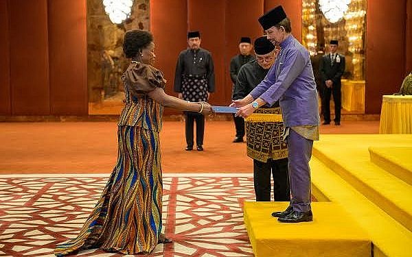 Betty Bigombe presents credentials to Brunei Sultan as Uganda’s new ambassador to island country