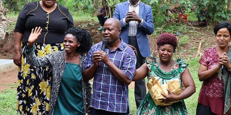 Manafwa man paints SFC flowers after Museveni chopper damage compensation