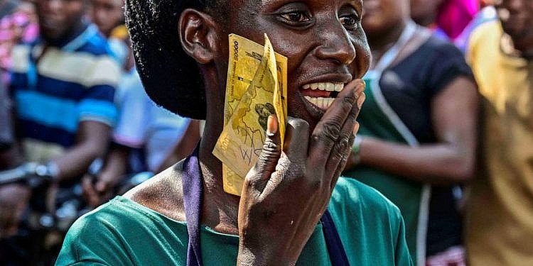 Luweero market vendors receive Museveni financial boost