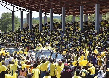 Museveni reads riot act to district engineers over bad roads