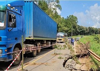 Heavy trucks diverted as road collapse disrupts traffic on Karuma-Kamdini highway