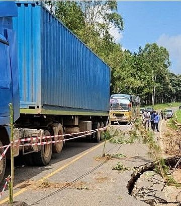 Heavy trucks diverted as road collapse disrupts traffic on Karuma-Kamdini highway
