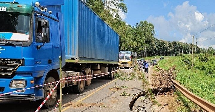 Heavy trucks diverted as road collapse disrupts traffic on Karuma-Kamdini highway