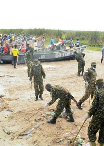 UPDF, Rweshama community in Rukungiri unite to cleanup Lake Edward as part of 45th Tarehe Sita celebrations