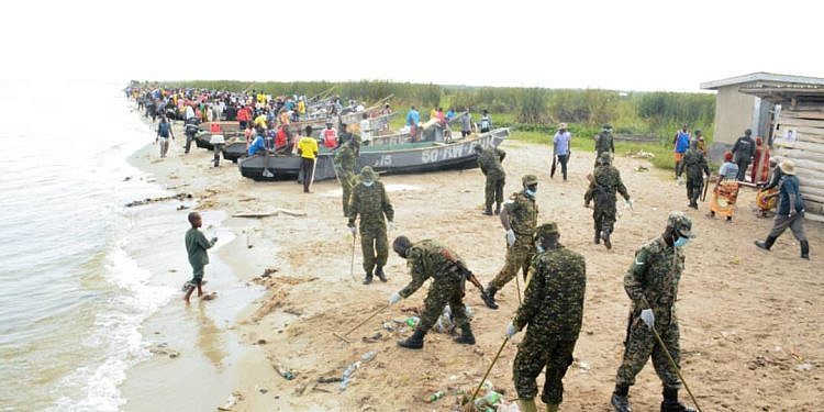 UPDF, Rweshama community in Rukungiri unite to cleanup Lake Edward as part of 45th Tarehe Sita celebrations
