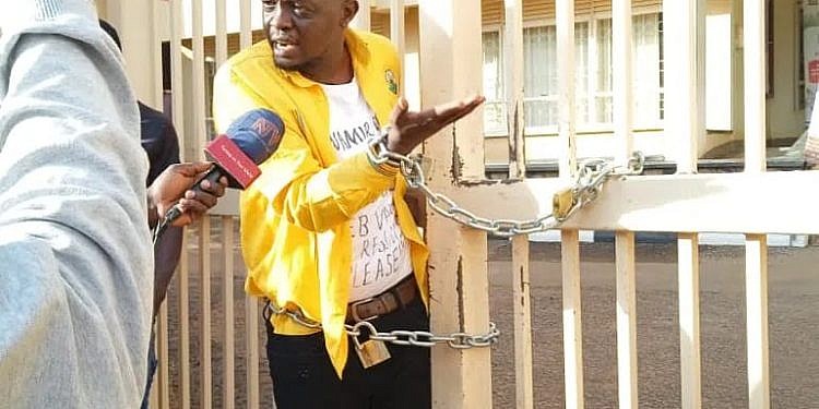 Man chains himself at UNEB gate demanding his academic documents
