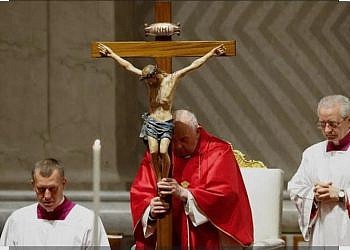Good Friday: Why the Pope sets aside power
