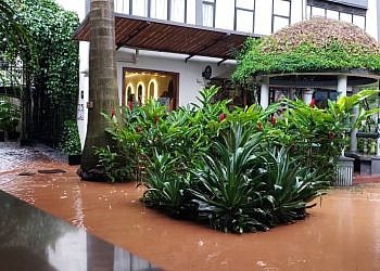 Guests stranded as floods hit Kampala Fairway Hotel