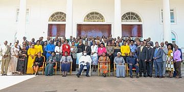 Museveni hosts his ‘fishermen’ cabinet for luncheon after final meeting