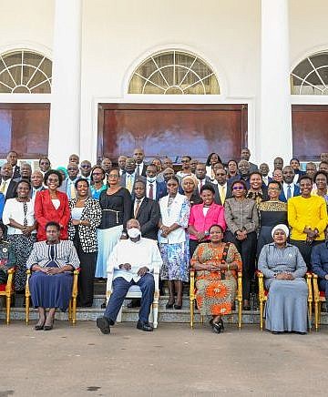Museveni hosts his ‘fishermen’ cabinet for luncheon after final meeting