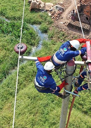 UEDCL installs bird guards to improve power supply reliability in Gayaza,surrounding areas