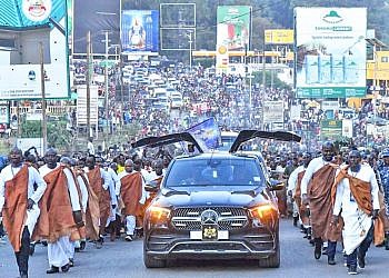 Thousands line Tooro roads as King Oyo’s body returns home