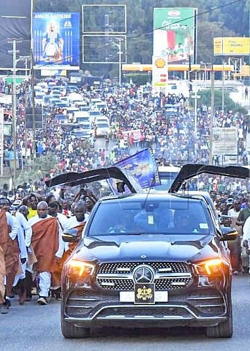 Thousands line Tooro roads as King Oyo’s body returns home