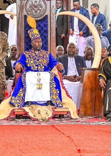 Edward Nyabongo crowned as new Tooro king