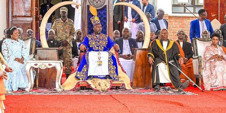 Edward Nyabongo crowned as new Tooro king