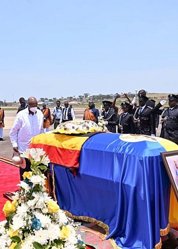 PICTORIAL: Museveni recieves King Oyo’s mortal remains