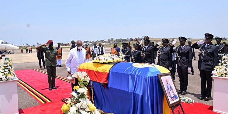 PICTORIAL: Museveni recieves King Oyo’s mortal remains