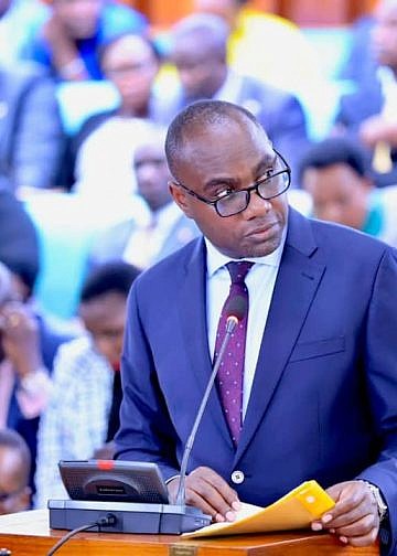 Minister Musasizi urges Ugandans against panic dollar buying as shilling weakens to shs4,500