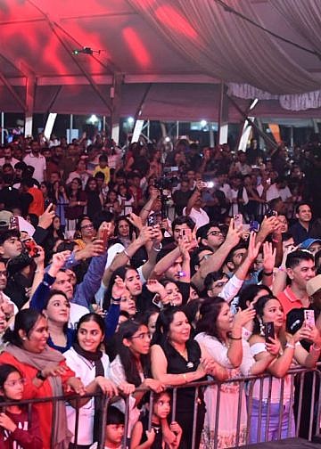 Thousands turn up for Plascon India Day as Neha Kakkar, Rohanpreet Singh light up Kololo